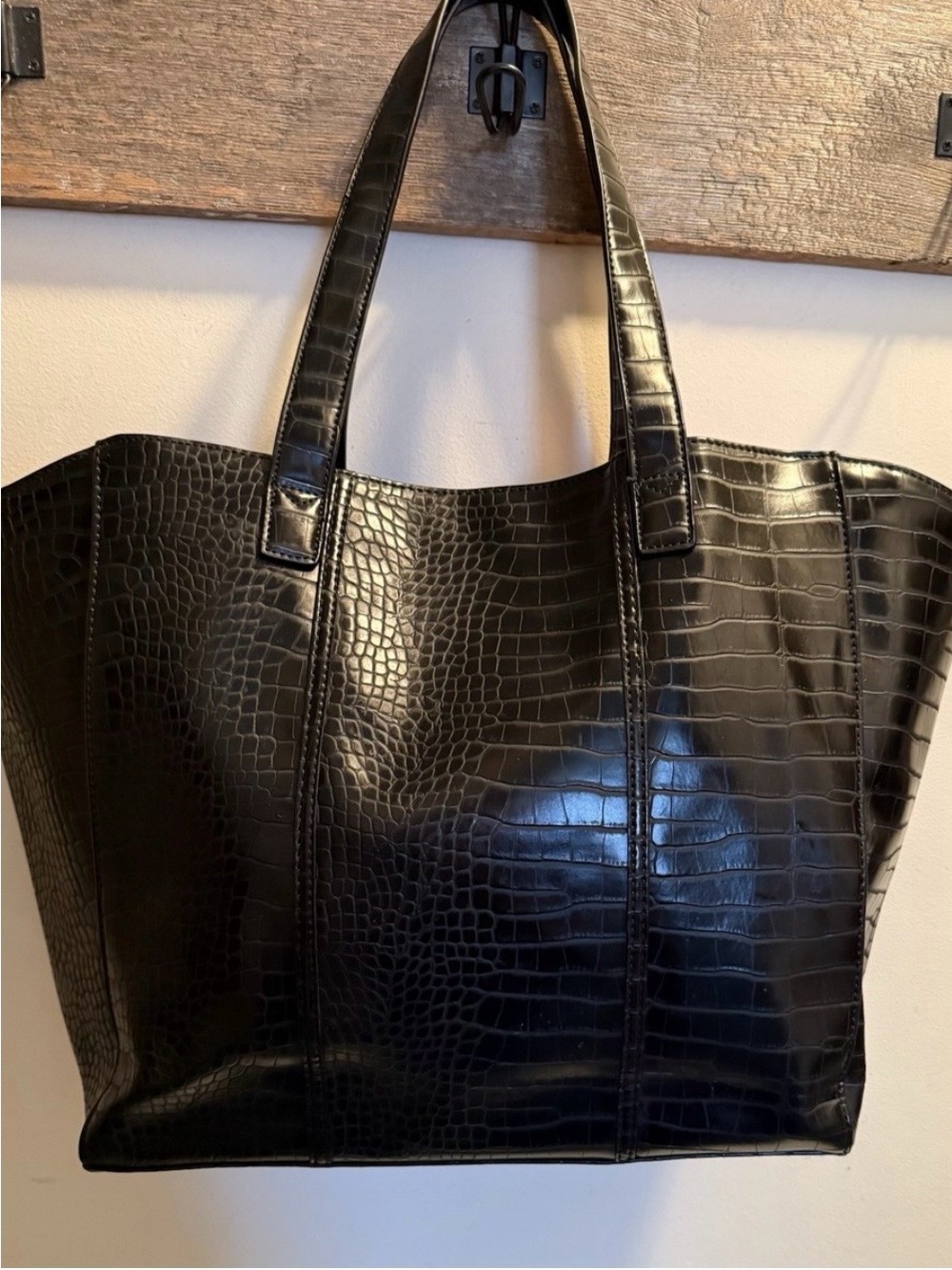 NEIMAN MARCUS Vintage Croc Embossing
Large Tote Shoulder Bag, Black Vegan - Picture 4 of 6
